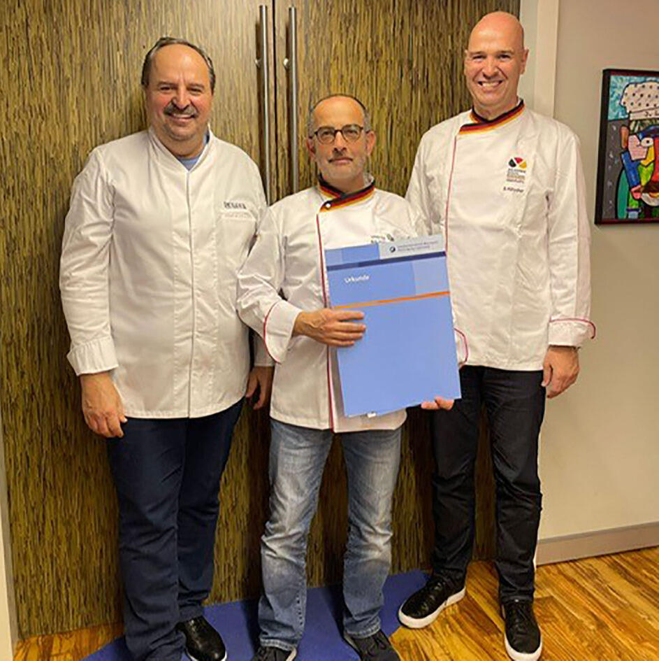 Gerhard Gröber reçoit le certificat de sommelier du pain des mains de Johann Lafer et du directeur de l&#039;académie Bernd Kütscher
